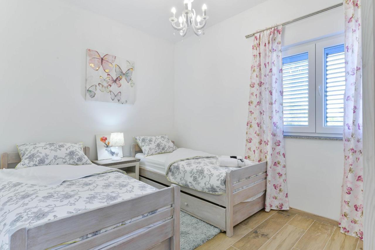 Family Friendly Apartments With A Swimming Pool Zadar - 18098 Eksteriør bilde
